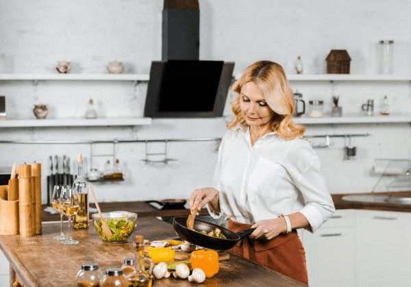 Открытый кухонный ящик с органайзером для столовых приборов