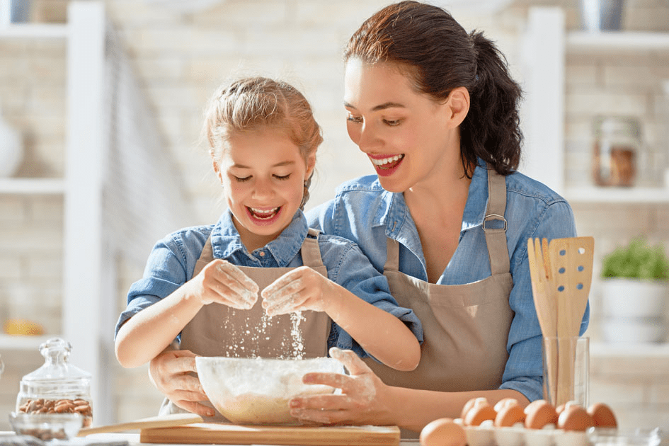 Нарезанные овощи и другие ингредиенты, разложенные в мисочках на столе (mise en place)