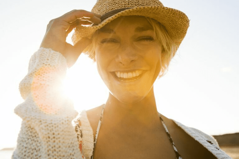 Женщина пьет воду в жаркий день