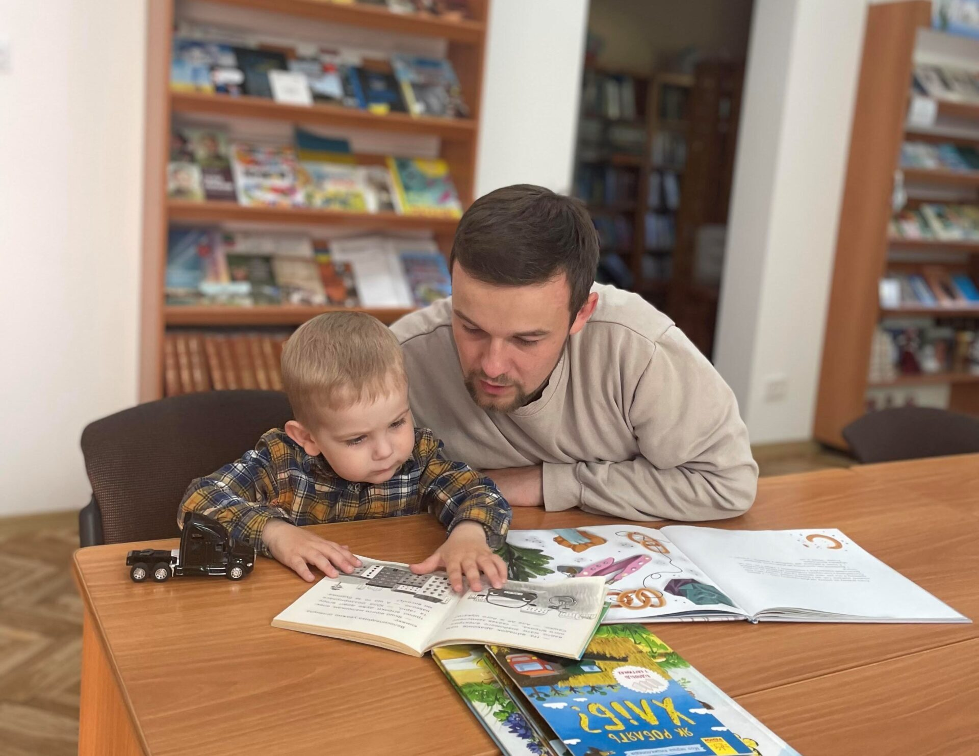 Семья в музее