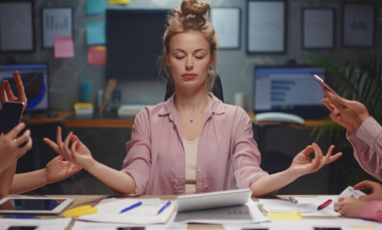 Женщина пишет в блокноте