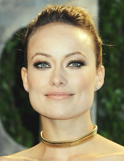 Женщина с квадратным лицом и прической с мягкими волнами