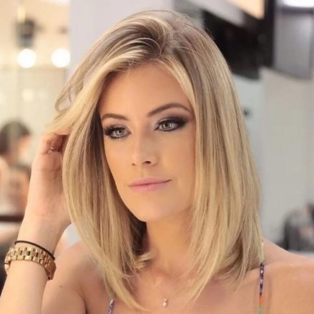 Женщина с ромбовидным лицом и прической, смягчающей скулы