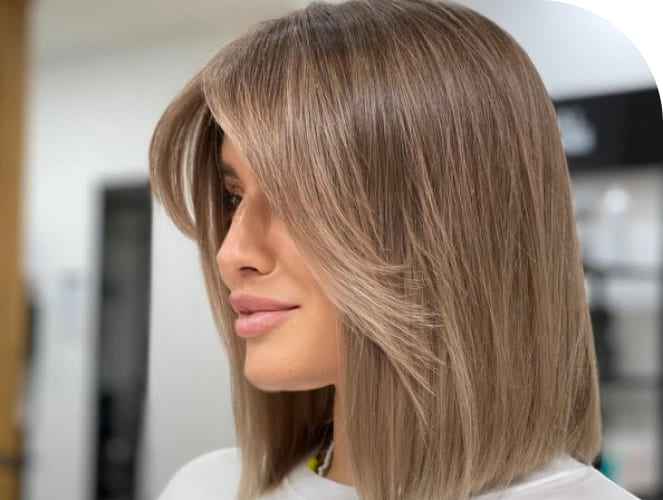 Женщина с овальным лицом и прической, подчеркивающей его гармонию